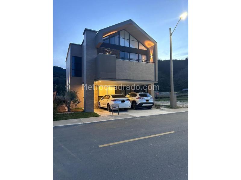 Casa moderna en arriendo 2 alcobas en Hacienda La Argentina, El Retiro - 2