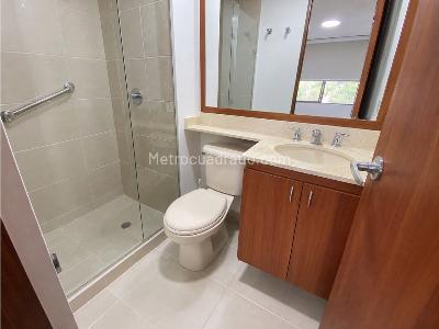 Apartamento de 2 alcobas en arriendo en Camino Verde, Envigado, 68 m² · foto 3 de 8
