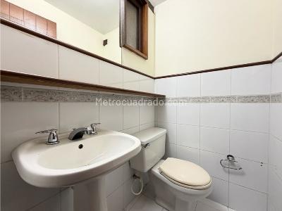 Casa de 3 alcobas en venta en Loma De Las Brujas, Envigado, 180 m² · foto 10 de 18