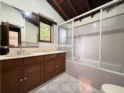Casa de 3 alcobas en venta en Loma De Las Brujas, Envigado, 180 m² · foto 18 de 18