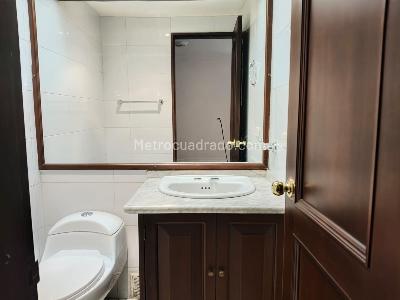 Apartamento de 2 alcobas en venta en El Refugio, Bogotá, 178 m² · foto 2 de 20