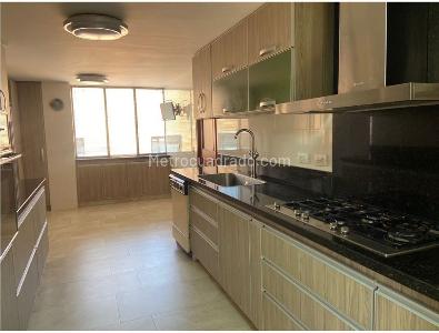 Apartamento de 3 alcobas en arriendo en Chico, Bogotá, 204 m² · foto 9 de 16