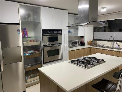 Casa de 5 alcobas en venta en Gratamira, Bogotá, 216 m² · foto 4 de 9