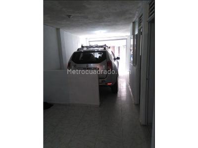 Casa de 5 alcobas en venta en El Refugio, Bogotá, 216 m² · foto 2 de 16