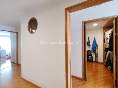 Apartamento de 3 alcobas en venta en Santa Barbara, Bogotá, 137 m² · foto 3 de 13