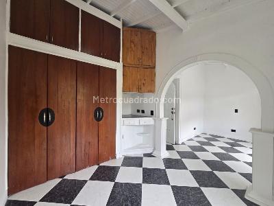 Casa de 5 alcobas en arriendo en Belen La Mota, Medellín, 250 m² · foto 17 de 20