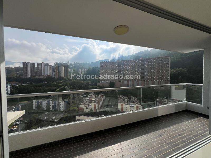 Apartamento de 3 Alcobas con Balcón y Vista en Las Palmas