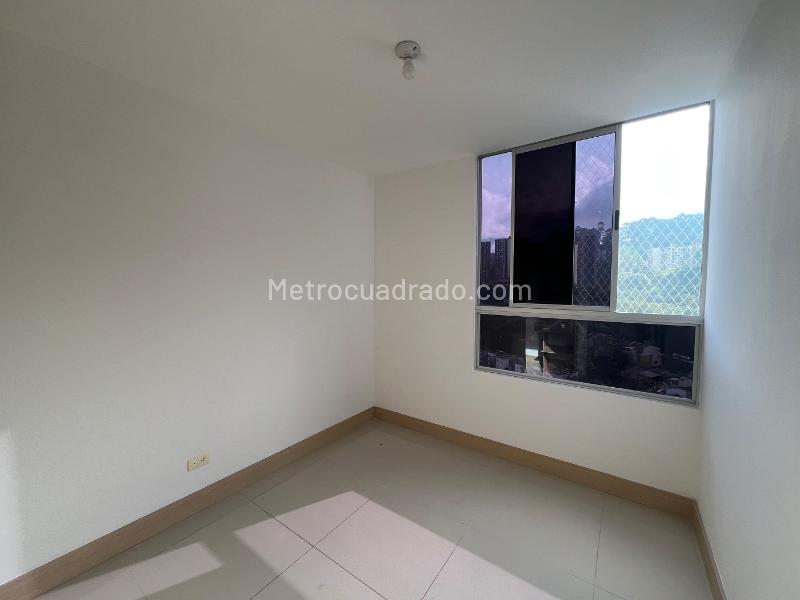 3BR Apartment with Balcony View in Las Palmas (Poblado) - 4