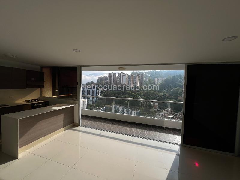 3BR Apartment with Balcony View in Las Palmas (Poblado) - 5