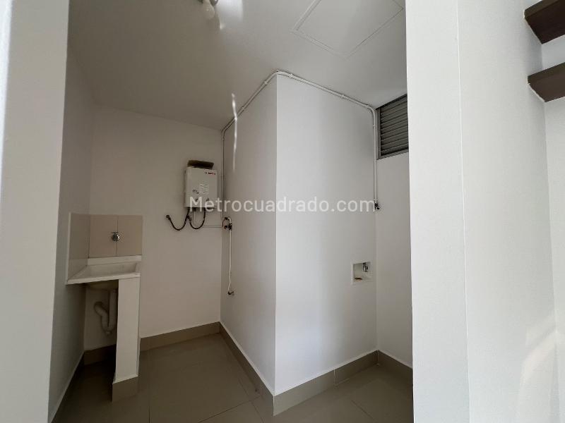 3BR Apartment with Balcony View in Las Palmas (Poblado) - 6