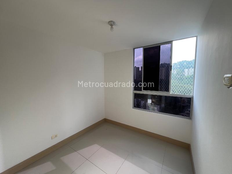 3BR Apartment with Balcony View in Las Palmas (Poblado) - 8