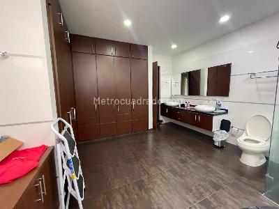 Casa de 5 alcobas en arriendo en Bosques De Cantabria, Neiva, 1066 m² · foto 6 de 8