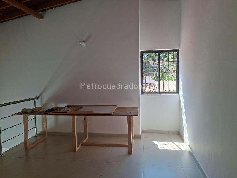 Spacious 4BR Duplex Apartment in Laureles - 4