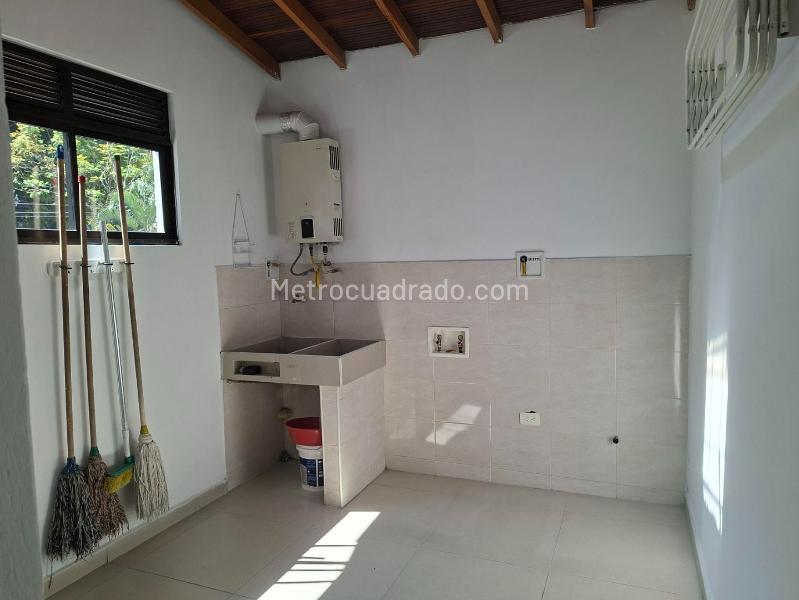 Spacious 4BR Duplex Apartment in Laureles - 5