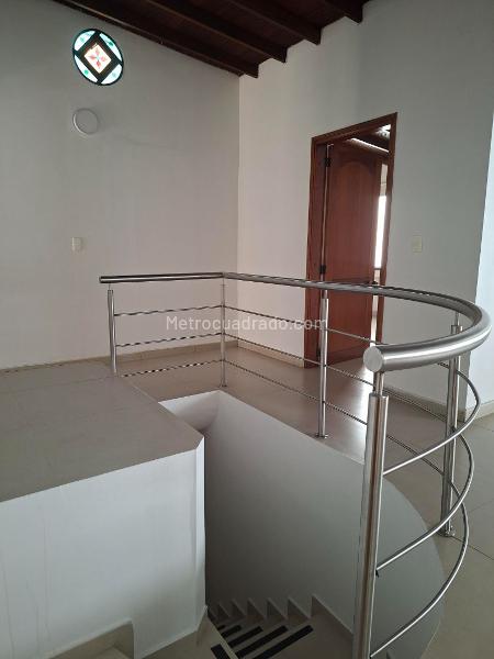 Spacious 4BR Duplex Apartment in Laureles - 2