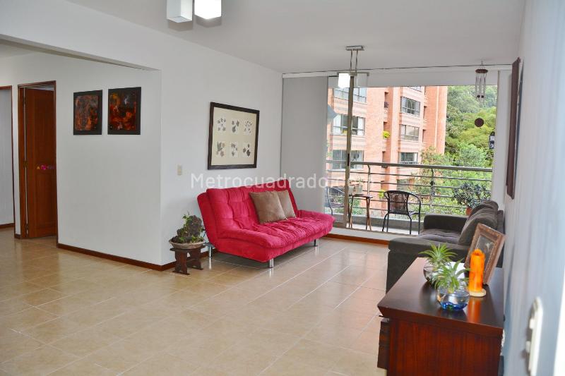 Apartamento de 3 Alcobas con Balcón en El Poblado Oviedo