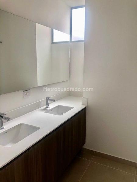 Bright 3BR Apartment with Stunning Views in El Poblado - 6