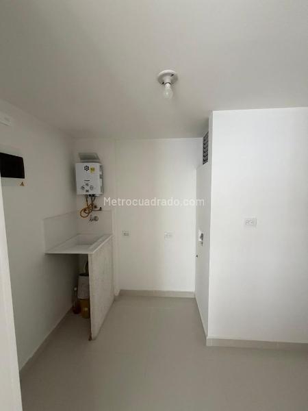 Apto casi para estrenar con balcón en Suramérica, Itagüí - 4