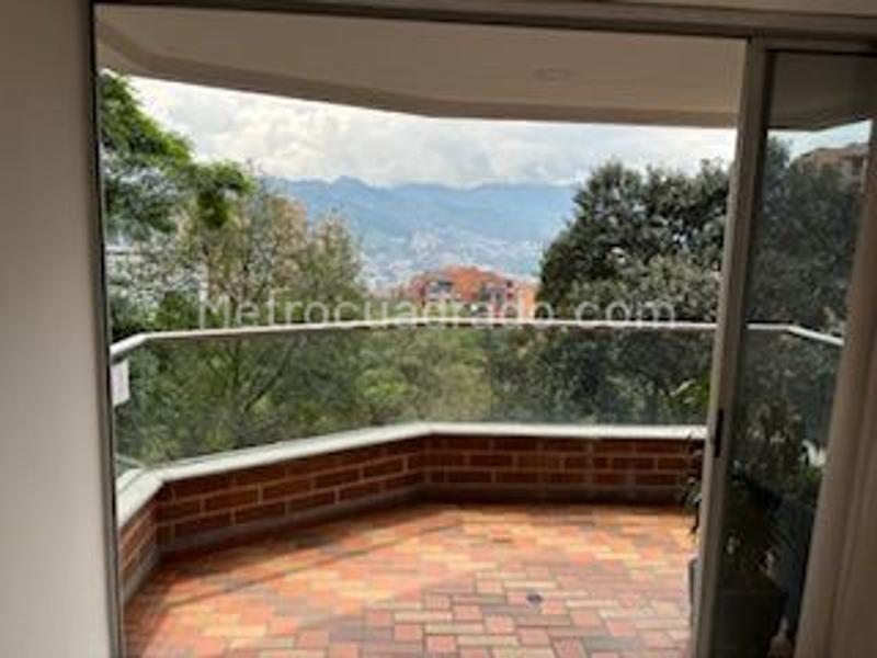 Cozy 3BR Apartment with Balcony in El Poblado - 2