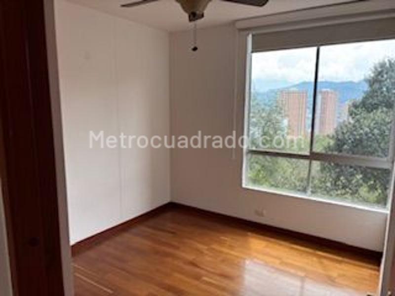 Cozy 3BR Apartment with Balcony in El Poblado - 8
