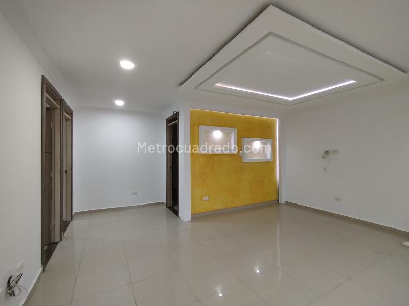 Bright 3BR Apartment with Balcony in Calle Larga - 2