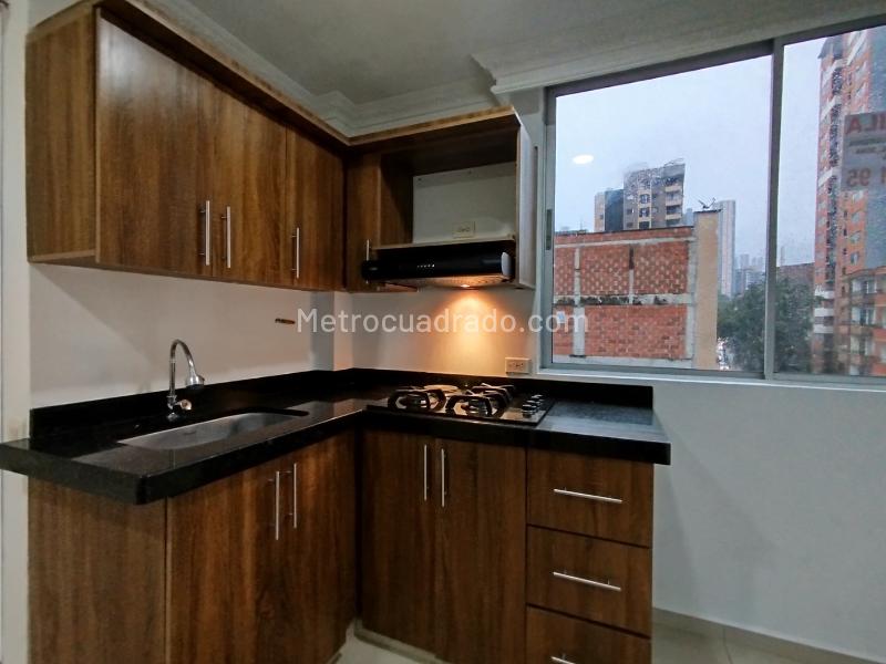 Bright 3BR Apartment with Balcony in Calle Larga - 3