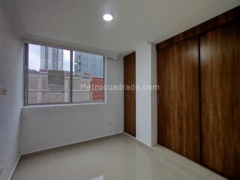 Bright 3BR Apartment with Balcony in Calle Larga - 4