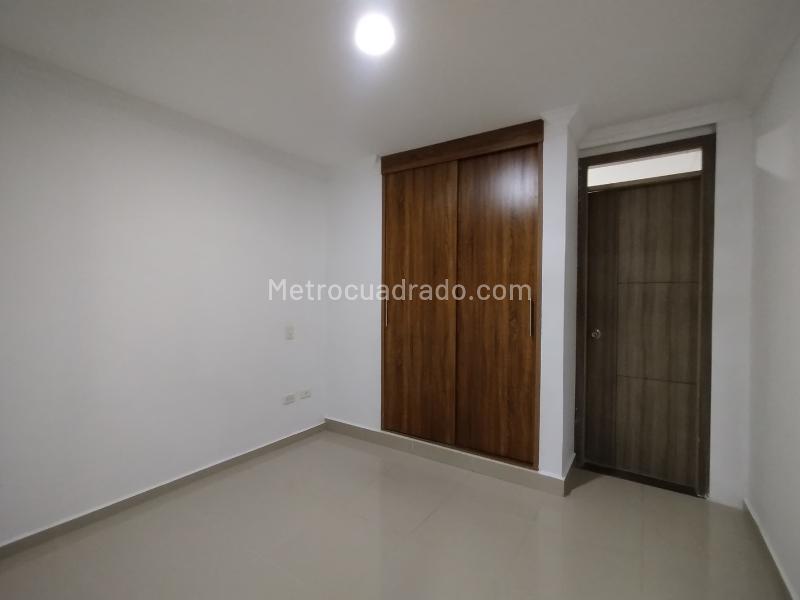 Bright 3BR Apartment with Balcony in Calle Larga - 5