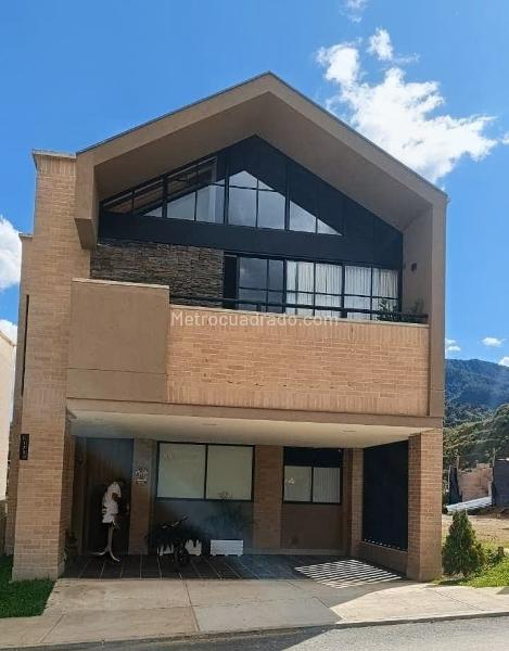 2BR/4BA Apartment with Smart Home, Fireplace & Garden in El Carmen