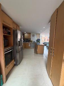 Apartamento de 3 alcobas en venta en Santa Barbara Occidental, Bogotá, 151 m² · foto 7 de 16
