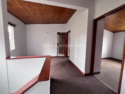 Casa de 5 alcobas en venta en La Esmeralda, Bogotá, 240 m² · foto 17 de 20