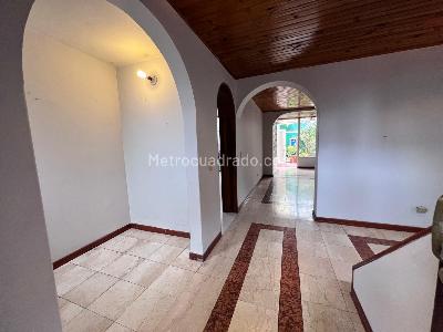 Casa de 5 alcobas en venta en La Esmeralda, Bogotá, 240 m² · foto 3 de 20