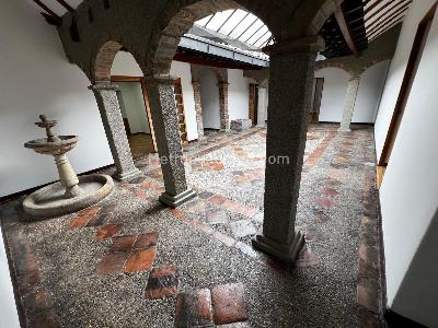 Casa de 5 alcobas en venta en La Candelaria, Bogotá, 397 m² · foto 3 de 13