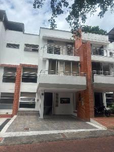 Casa de 4 alcobas en venta en Los Arroyuelos Club Residencial, Ibagué, 260 m² · foto 2 de 9