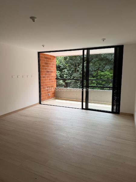 Modern 3BR Apartment with Balcony in Camino Verde - 2