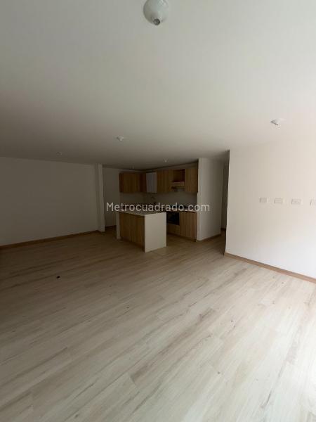 Modern 3BR Apartment with Balcony in Camino Verde - 4