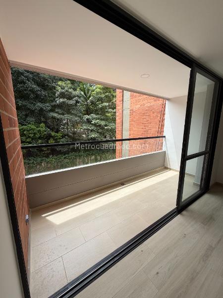Modern 3BR Apartment with Balcony in Camino Verde - 5