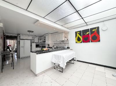 Casa de 5 alcobas en venta en Julio Florez, Bogotá, 244 m² · foto 4 de 18