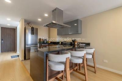 Apartamento de 2 alcobas en venta en Loa Cedros, Bogotá, 178 m² · foto 2 de 18