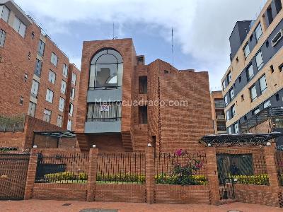 Apartamento de 2 alcobas en venta en Chico Navarra, Bogotá, 95 m² · foto 2 de 13