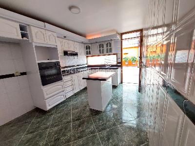 Casa de 5 alcobas en venta en Santa Ana Occidental, Bogotá, 405 m² · foto 3 de 20