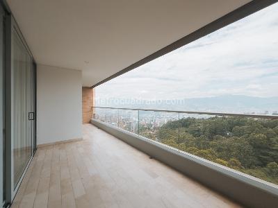 Apartamento de 3 alcobas en venta en El Poblado, Medellín, 217 m² · foto 2 de 20