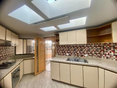 Apartamento de 4 alcobas en venta en Santa Barbara Central, Bogotá, 172 m² · foto 11 de 15