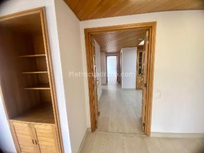 Apartamento de 4 alcobas en venta en Santa Barbara Central, Bogotá, 172 m² · foto 13 de 15
