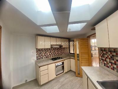 Apartamento de 4 alcobas en venta en Santa Barbara Central, Bogotá, 172 m² · foto 3 de 15