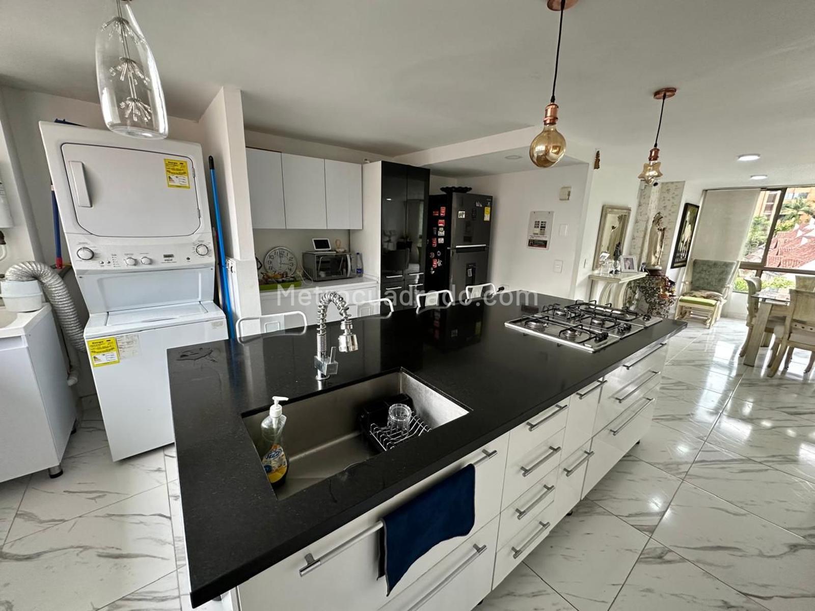 Apartamento de 3 habitaciones en venta en El Poblado Suroccidente, Medellín — imagen 1 de 7