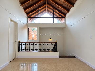 Casa de 3 alcobas en arriendo en El Poblado El Tesoro, Medellín, 302 m² · foto 9 de 20