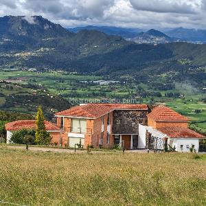 Casa de 5 alcobas en venta en Cerros De Yerbabuena, Chía · foto 2 de 17