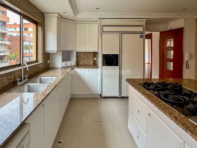 Apartamento de 3 alcobas en venta en Museo Del Chico, Bogotá, 220 m² · foto 6 de 20