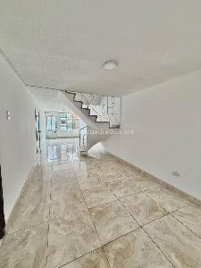 Casa de 5 alcobas en venta en Jazmin, Bogotá, 240 m² · foto 2 de 20